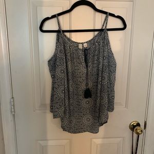 Blue and white cold shoulder shirt💖